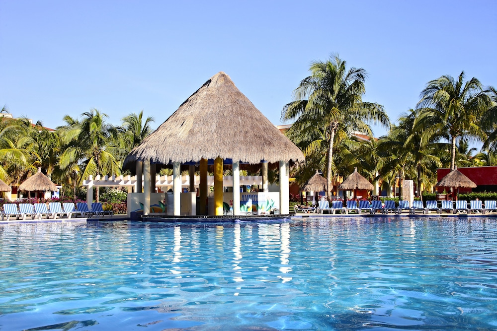 Poolside bar