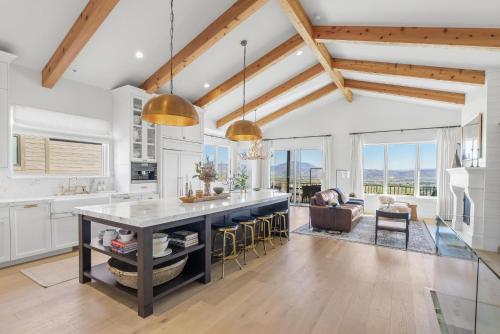New Mountain Luxury and Wellness Retreat Full Home — 4-Star Luxury Hotel in Eden, United States