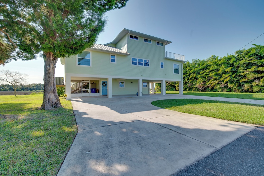Luxe Spring Hill Home with Patio and Dock — 4-Star Luxury Hotel in Spring Hill, United States