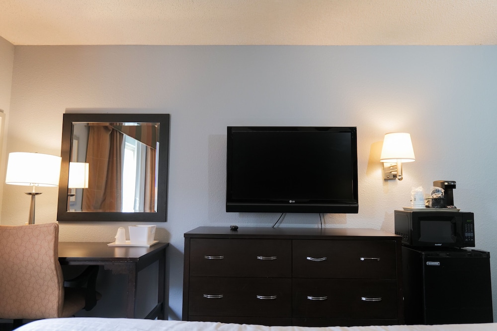 Baymont by Wyndham Flint Airport North - photo 28