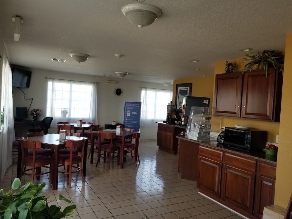 Rodeway Inn Goddard - photo 18