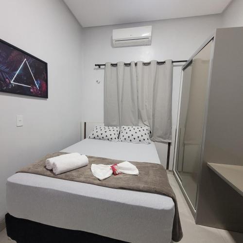 Quarto 6 econômico próximo do aeroporto ar condicionado cama de casal in Maraba, Brasil