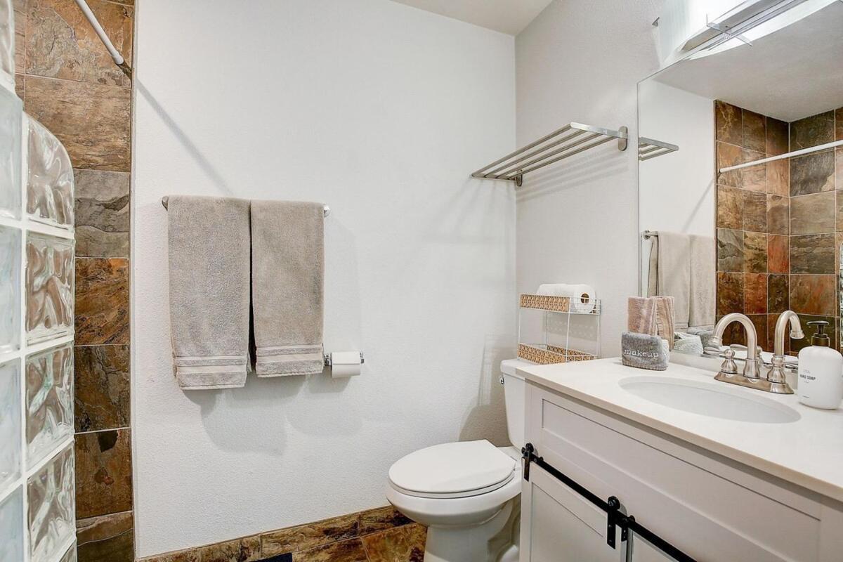 Pool & Hot Tub Centrally Located Less Than 3 Miles To the Strip