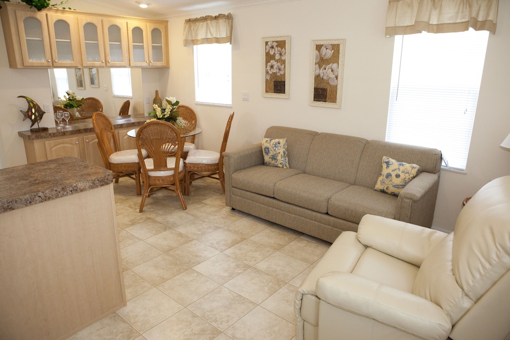 Rainbow RV Resort - carbon neutral hotel in Frostproof