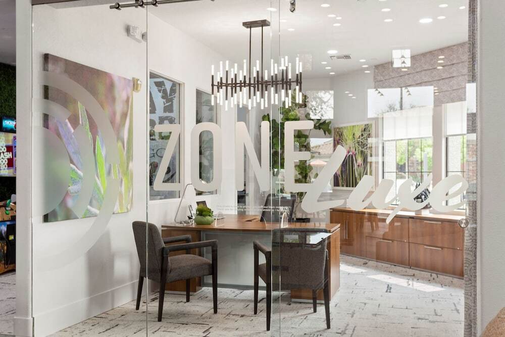 CozySuites Glendale with pool 04 and 18 in Glendale, United States