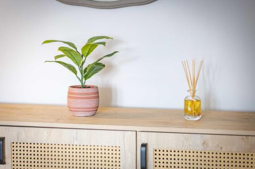 Spacious 4 Bed Near Uxbridge Heathrow & PARKING By Tempstay — 4-Star Luxury Hotel in Slough, United Kingdom
