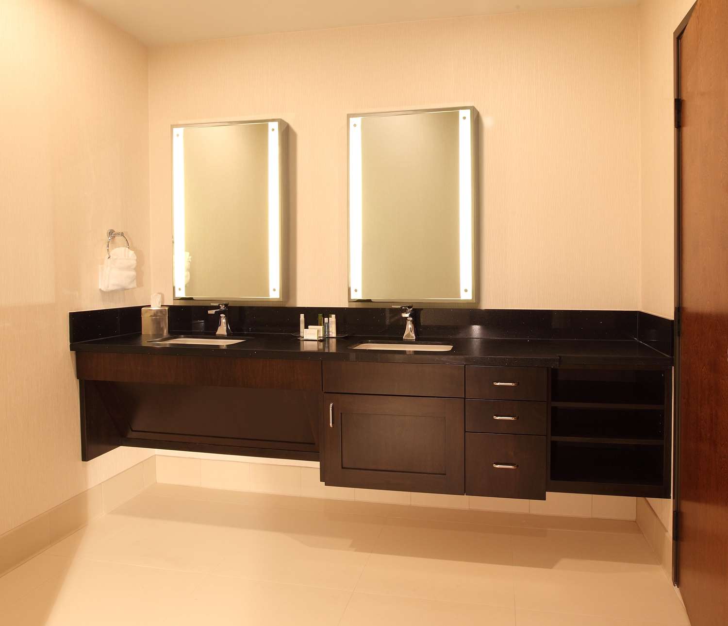 DoubleTree by Hilton Claremont - photo 25