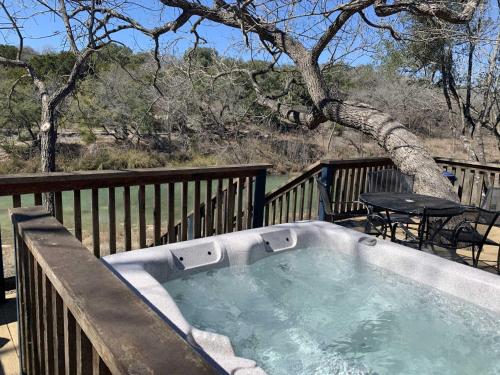 Bandera Stronghold Red Cloud Cabin — 4-Star Luxury Hotel in Bandera, United States