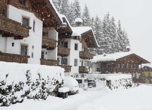 Chalet Bergzauber by PiaundDirk — 4-Star Luxury Hotel in Hippach, Austria