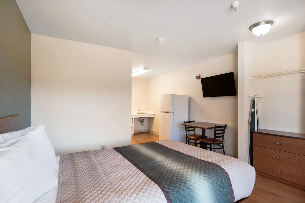 HomeTowne Studios By Red Roof Colorado Springs Airport - photo 3
