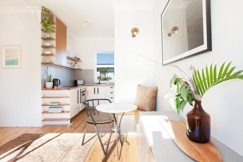 Sun filled North Bondi Apartment moments to beach — 4-Star Luxury Hotel in Sydney, Australia