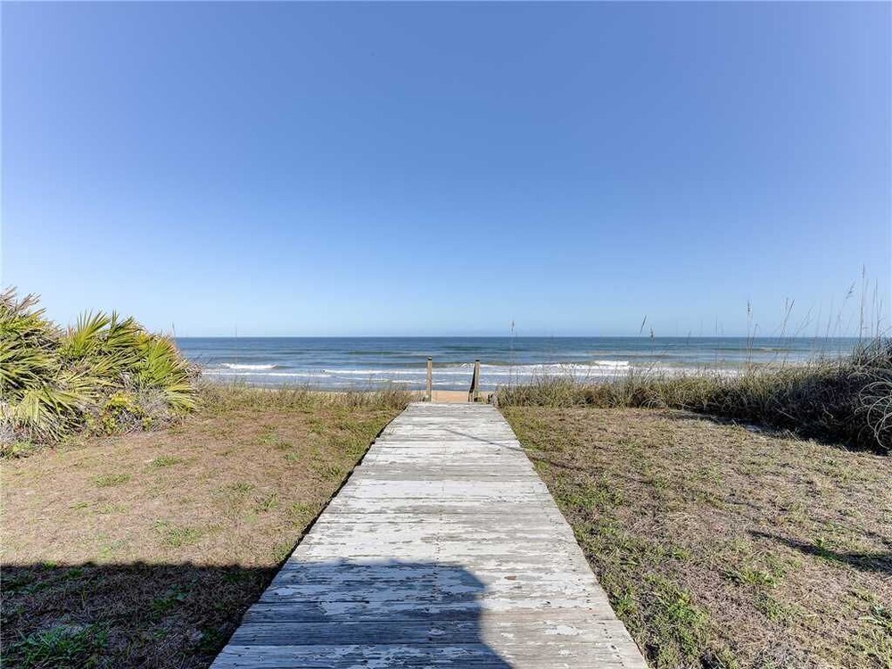Coastal Charm 2 Bedrooms Ocean Front Sleeps 6 - photo 6
