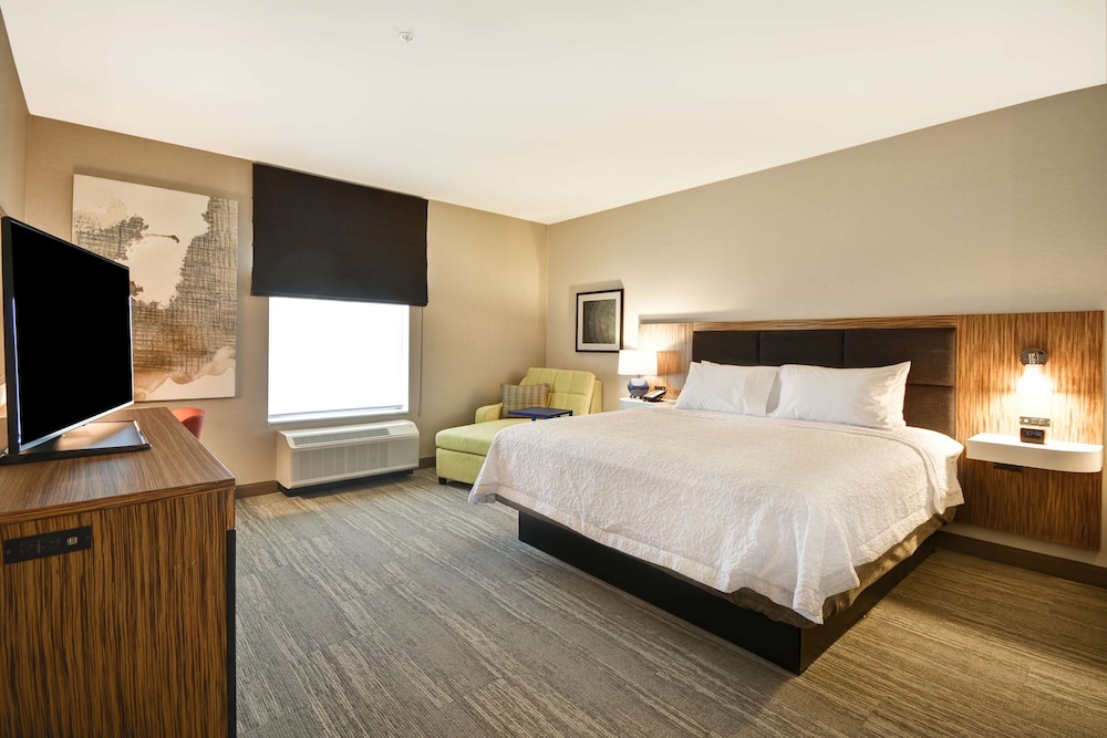 Hampton Inn & Suites Detroit Warren - photo 17