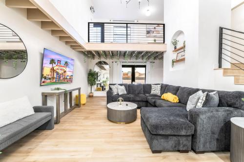 Big Groups Heated Pool 10 Mins To Strip Games in Las Vegas, United States