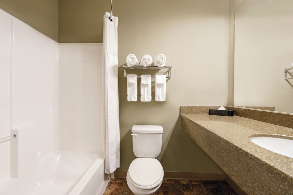 Bakken Airport Hotel and Suites XWA - photo 13