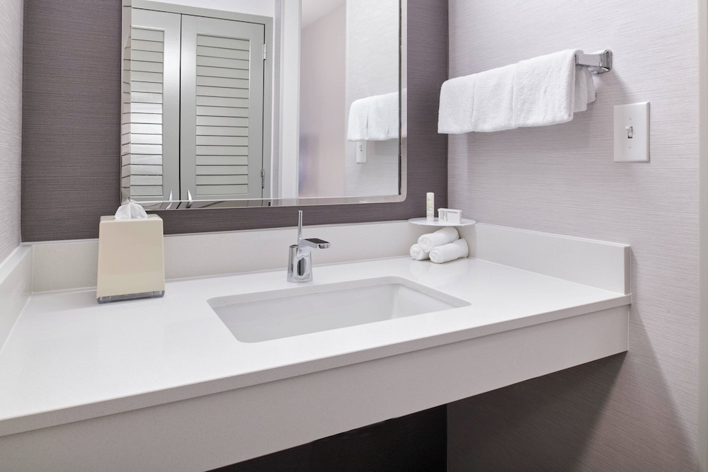 Courtyard by Marriott Chicago Highland Park Northbrook - photo 18