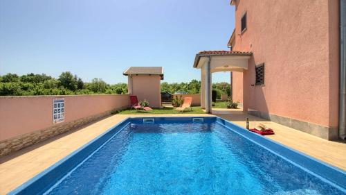 Charming villa Joy with private pool and sea view near Medulin — 4-Star Luxury Hotel in Liznjan, Croatia