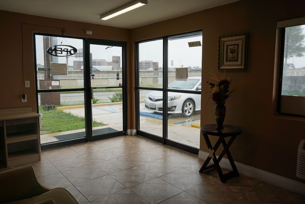 Econo Lodge San Antonio Northeast I 35 - photo 2