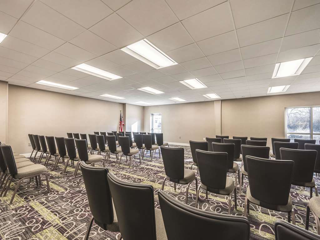 La Quinta Inn & Suites by Wyndham Cincinnati Sharonville - photo 41