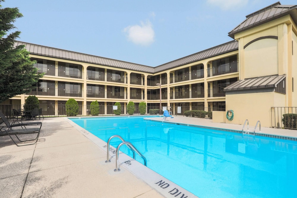 Days Inn by Wyndham Newark Wilmington - photo 12