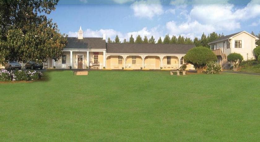White Columns Motel - carbon neutral hotel in Pine Mountain