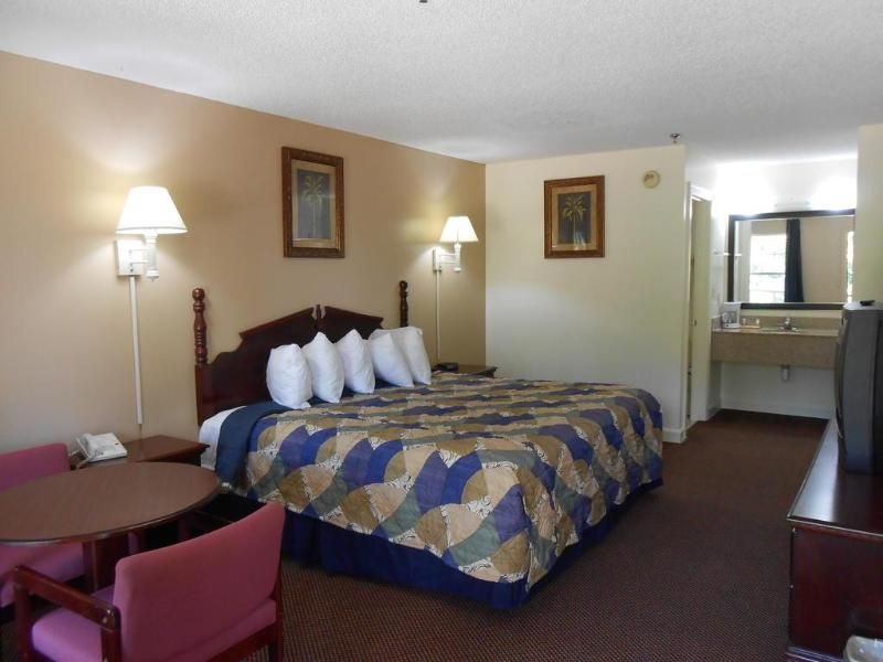 Glennville Inn - photo 12