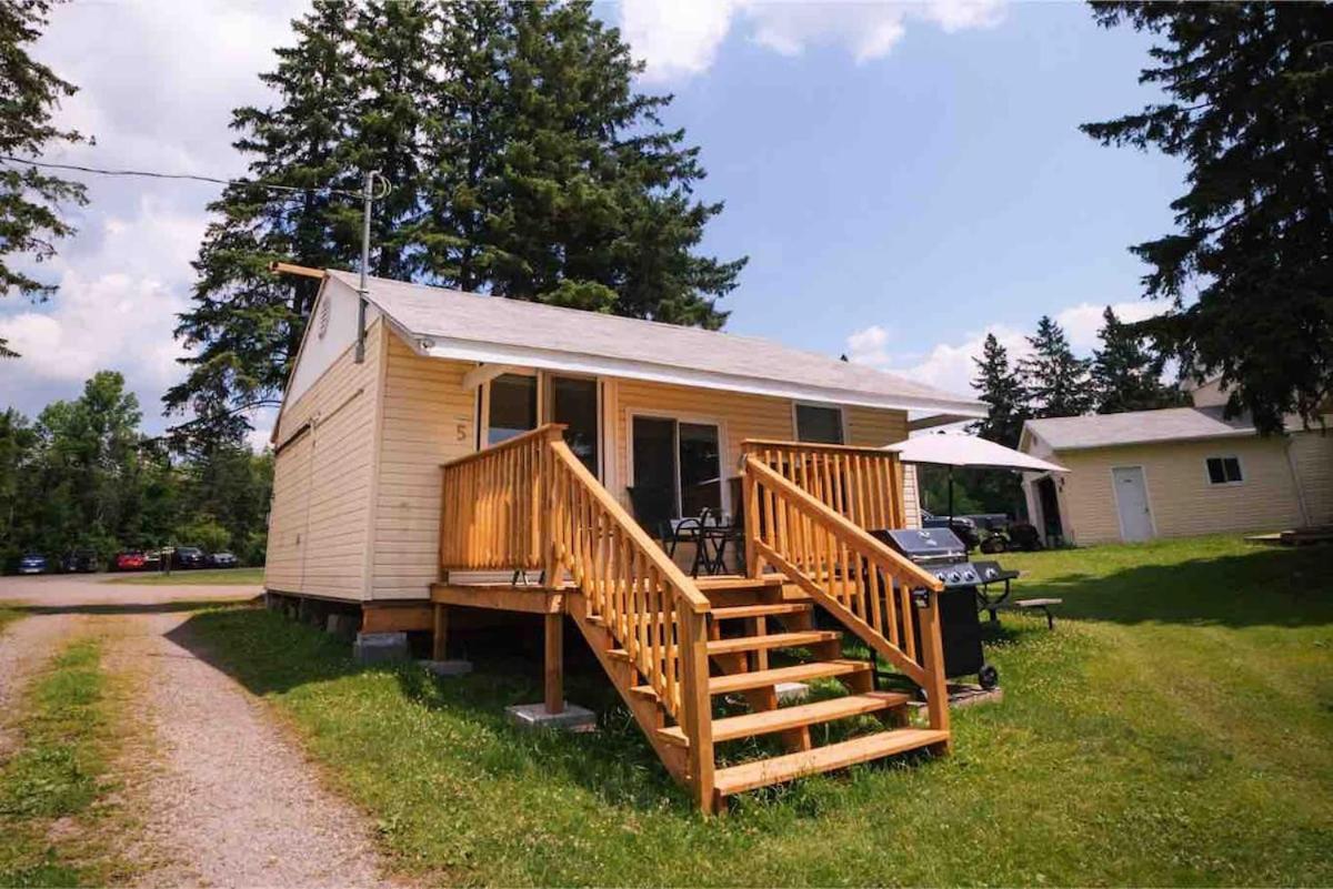 Beachfront Cabin #5 Maijac Resort & Marina in Huntsville, Canada