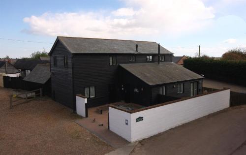 The Cart Lodge at Lee Wick Farm Cottages & Glamping — 4-Star Luxury Hotel in Saint Osyth, United Kingdom