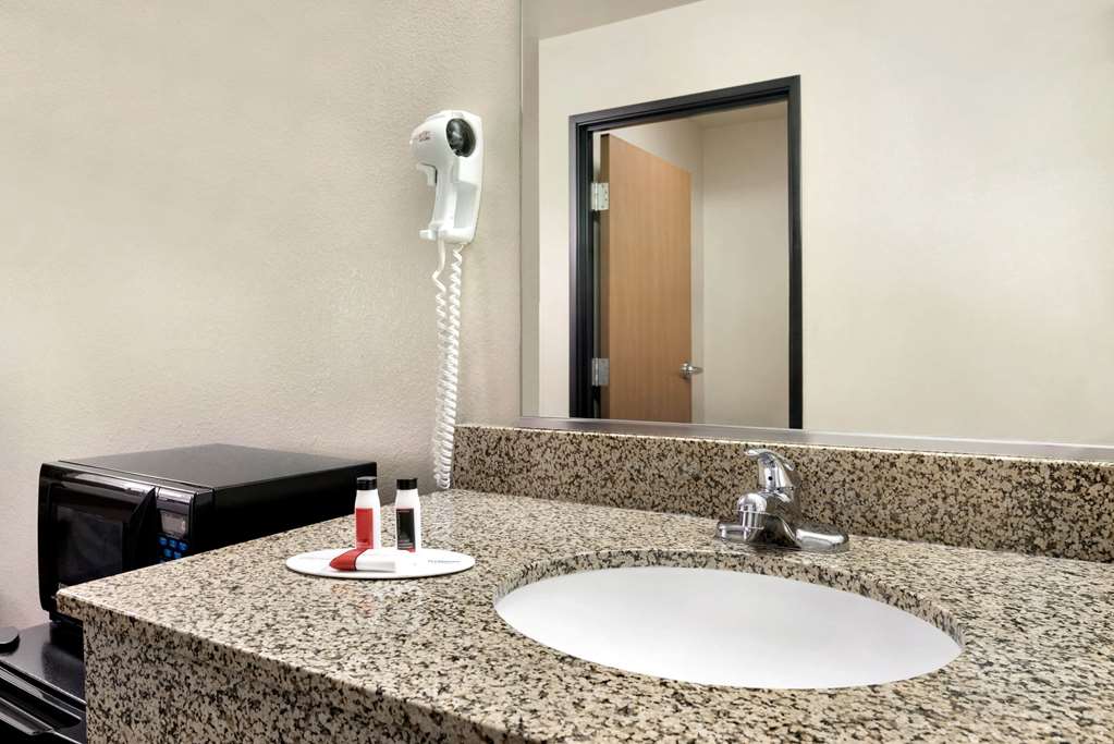 Travelodge by Wyndham Clinton Valley West Court - photo 15