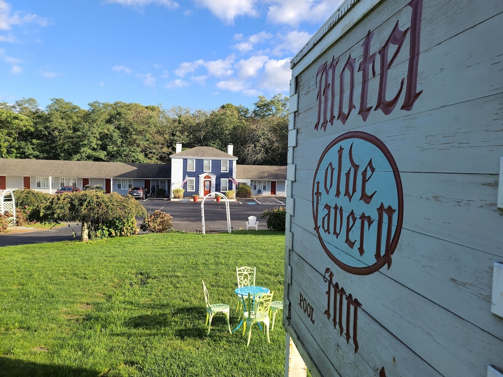 Olde Tavern Motel And Inn — hotel in Orleans