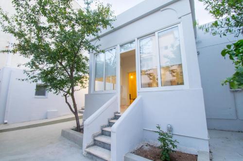 Finikas House — 4-Star Luxury Hotel in Artemida, Greece