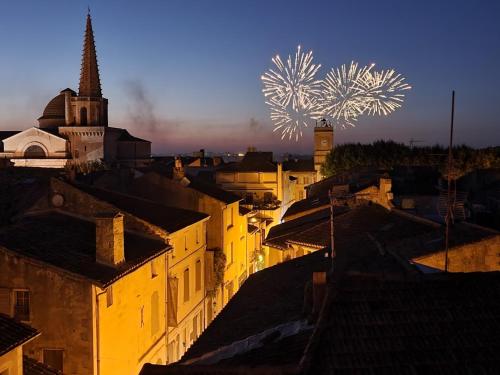 Le 9 Victor Hugo Vue Sur Les Toits Loft Triplex Avec Terrasse Intra Muros in Saint-Remy-De-Provence, France