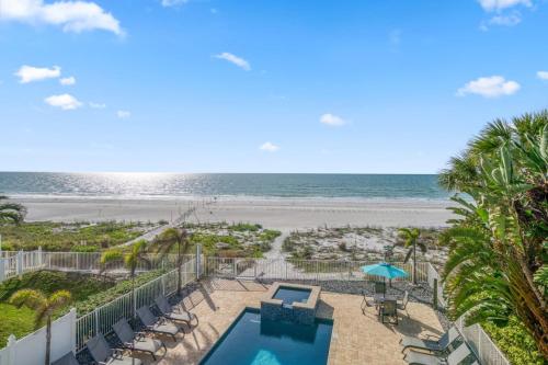 Four Shores Unit 3 Gulf Condo Direct Gulf with Pool and Spa — 4-Star Luxury Hotel in Indian Shores, United States