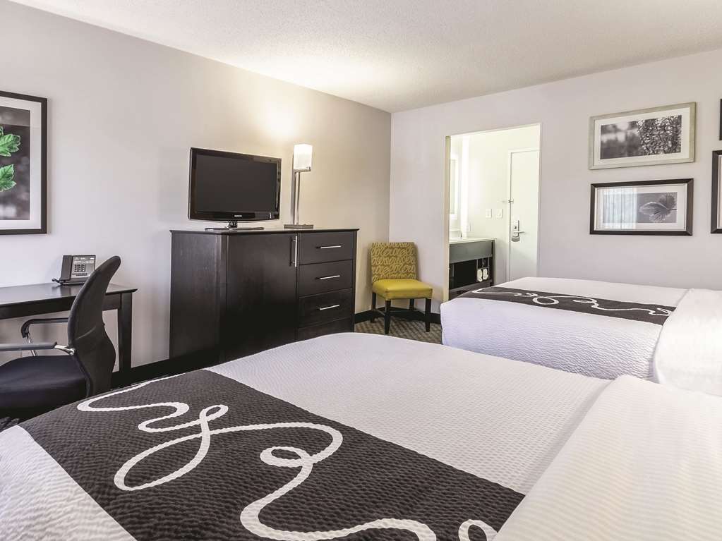 La Quinta Inn & Suites by Wyndham Cleveland Airport North - photo 25