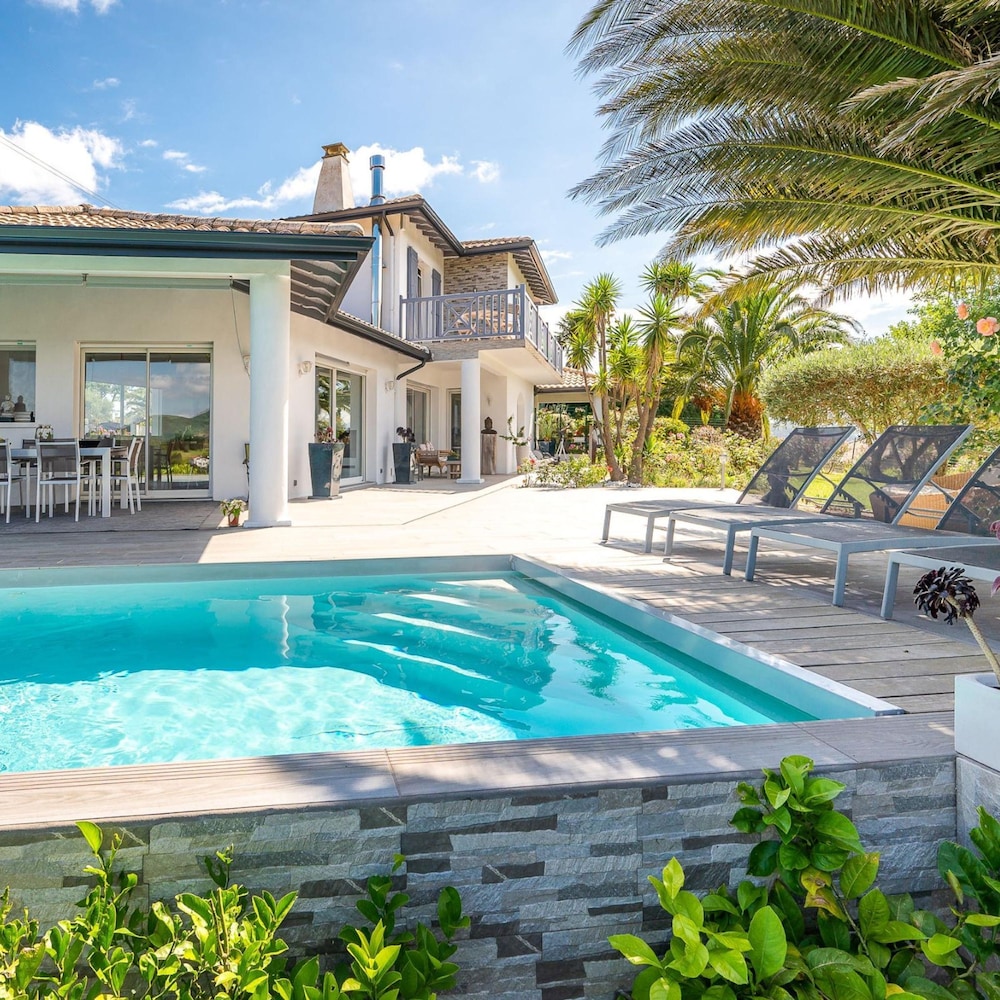 Maison Madalena With Pool Close to Ocean — 4-Star Luxury Hotel in Urrugne, France