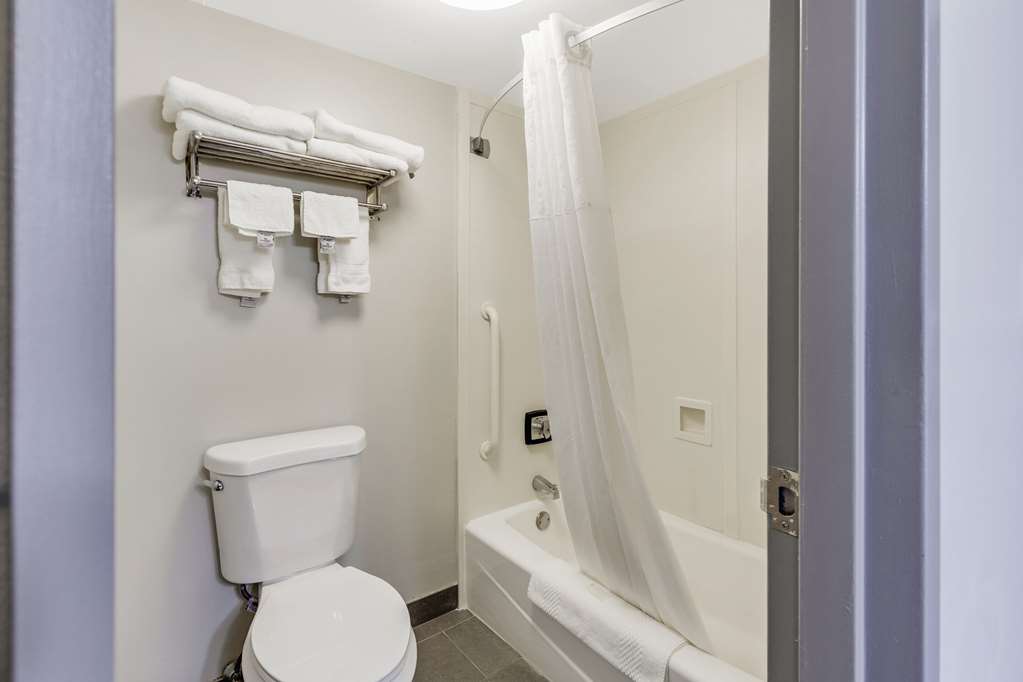 Clarion Pointe Near Erie Casino - photo 26