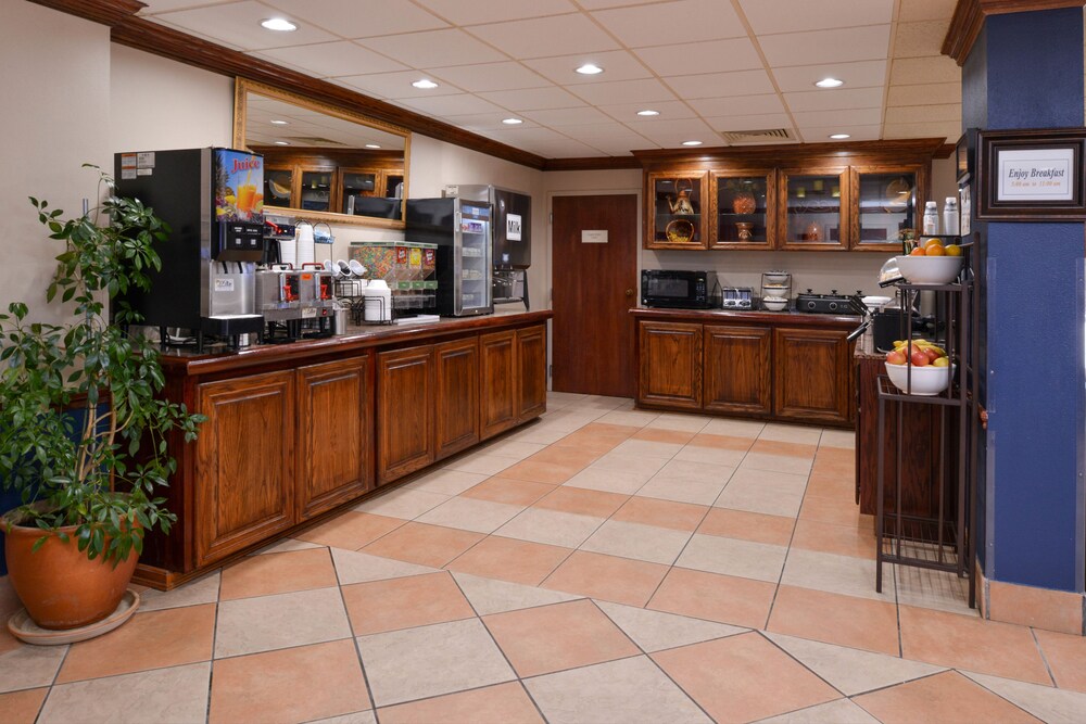 New Victorian Inn & Suites - photo 33
