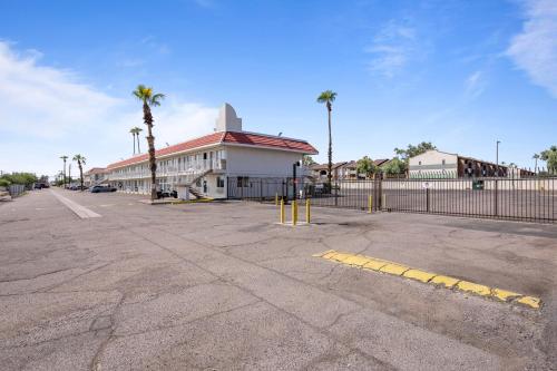 Super 8 by Wyndham Phoenix West - photo 11