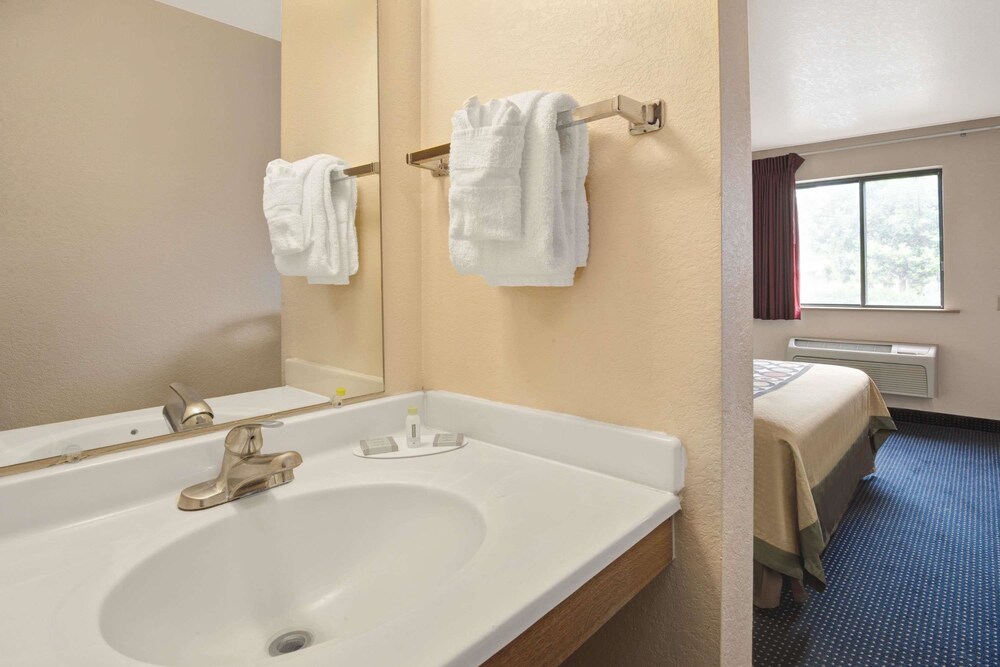 Albuquerque Hotel West - photo 8