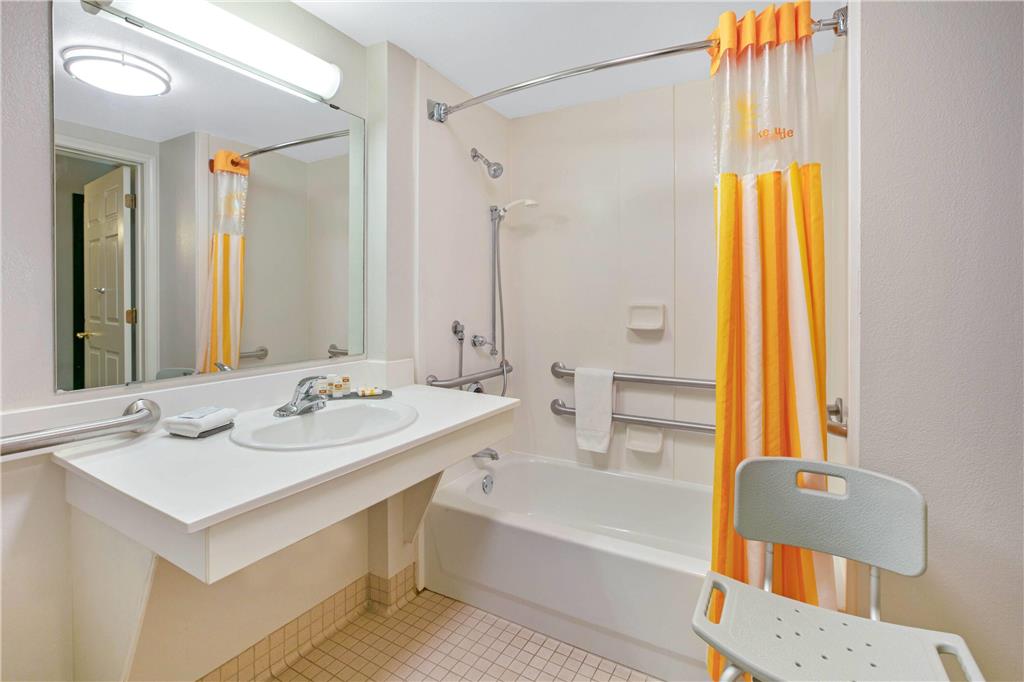 La Quinta Inn & Suites by Wyndham DFW Airport South Irving - photo 12