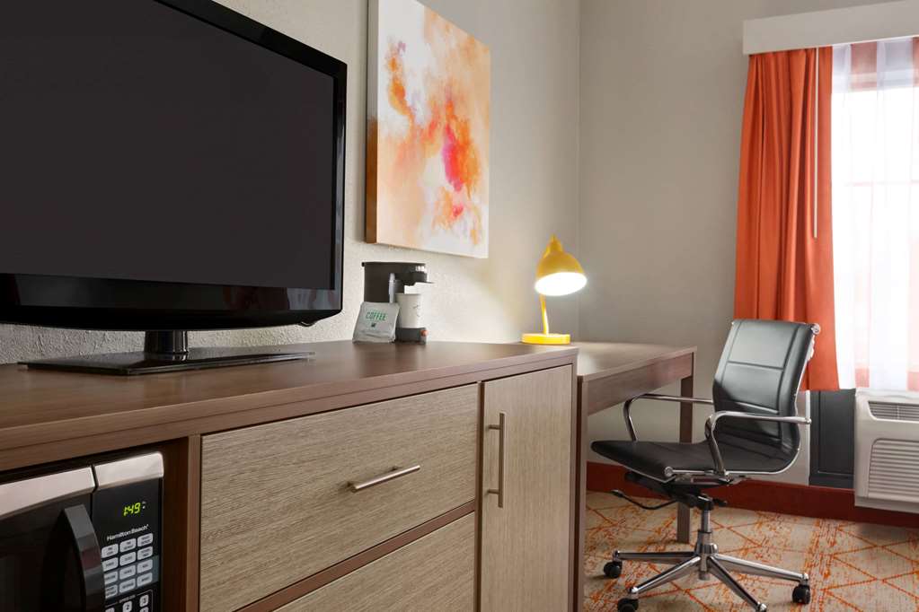 La Quinta Inn & Suites by Wyndham Lackawanna - photo 16