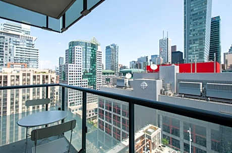 Luxury King Bed Condo with Stunning City Views — 4-Star Luxury Hotel in Toronto, Canada