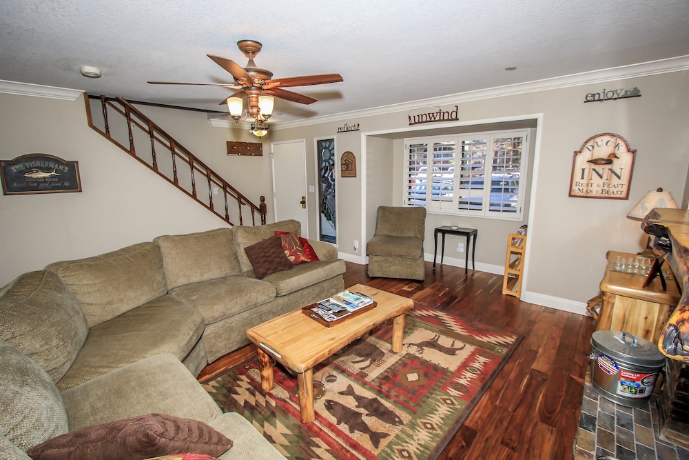 Summit Getaway Condo Affordable and ideally located Wood burning fireplace Walk to Ski Resort - photo 13