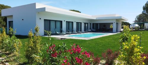 Valverde 3 Villa Vilamoura Algarve only 5 minutes from Marina Golf and Beach — 4-Star Luxury Hotel in Quarteira, Portugal