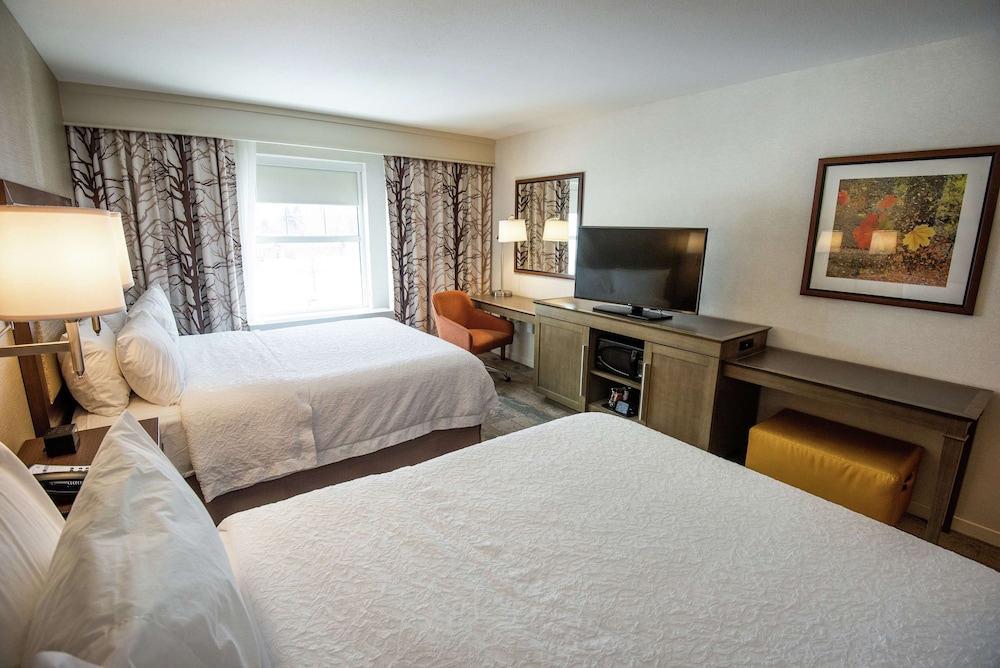 Hampton Inn and Suites Manchester - photo 18