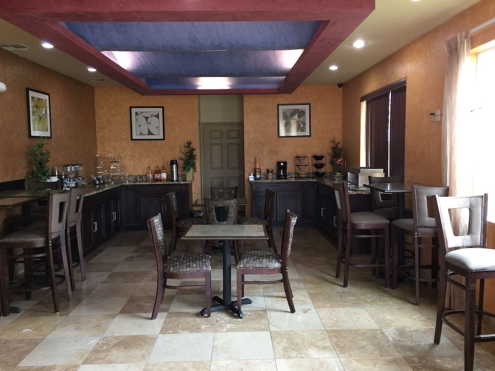 Pearsall Inn & Suites - photo 24