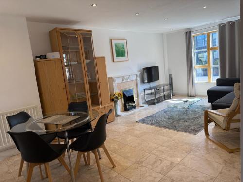Luxury Two Bedroom Apartment in Bayswater — 4-Star Luxury Hotel in London, United Kingdom