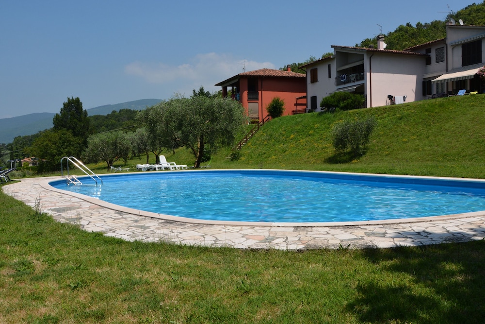 Residence Ai Vigneti With Pool — 4-Star Luxury Hotel in Bardolino, Italy