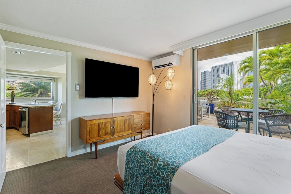 Luana Waikiki Hotel & Suites - photo 25