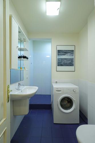 Bright 3BR Apartment in Old Tbilisi by Wehost